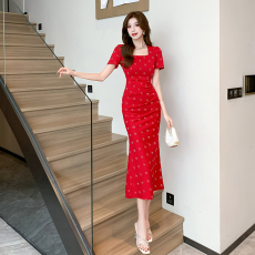 批发实拍视频2026夏新款法式方领短袖气质设计感褶皱收腰包臀连衣长裙