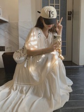 米白色连衣裙女夏季2024文艺复古法式甜美泡泡袖别致森系仙女裙子