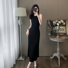 法式小香风夏季新款简约百搭修身连衣裙黑色冰丝圆领无袖针织裙女