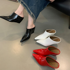 米庭包头半拖2026复古软皮尖头坡跟时尚外穿懒人拖鞋简约高跟半拖