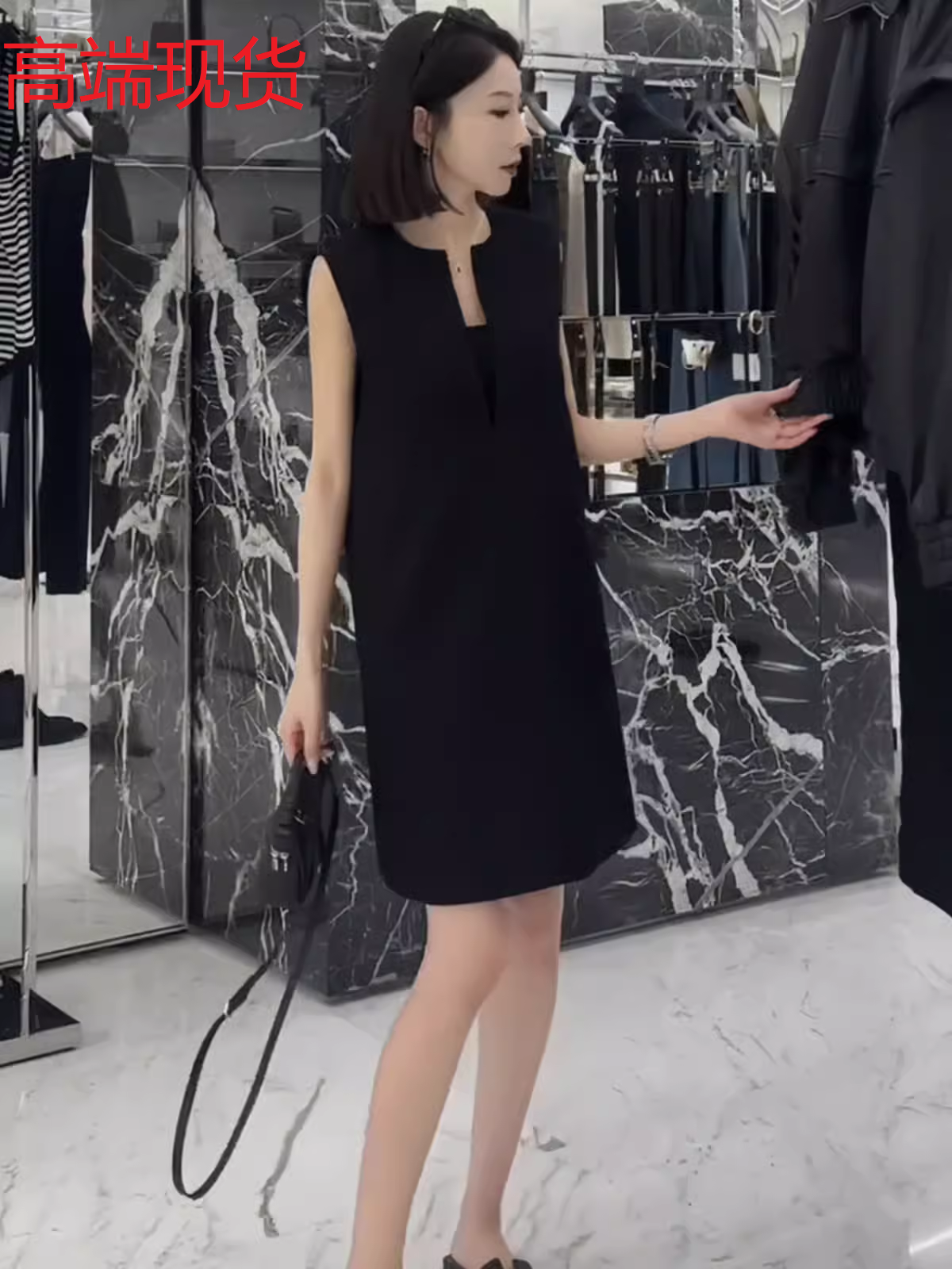 슬림해 보이는 V넥 민소매 드레스 오프숄더 치마 라파예트 슬림해 보이는 V넥 민소매 드레스 오프숄더 치마 라파예트