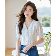 批发法式白色花边V领绣花刺绣衬衫女<b class='q'>夏季</b>2026年新款泡泡袖百搭小衫棉