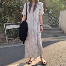 批发新款小众慵懒风圆领褶皱感设计宽松短袖<b class='q'>连衣裙</b>长裙女款