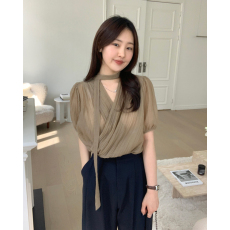 批发已出货  法式温柔风飘带V领褶皱纹理感交叉设计泡泡袖上衣  两色