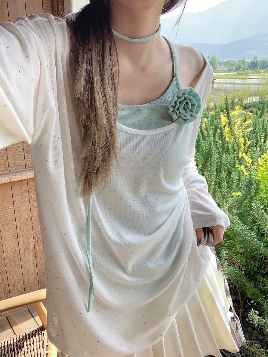 Actual shot, real price, thin, loose-fitting, long-sleeved, sun-protective blouse, beautiful back suspender top, pleated skirt three-piece set