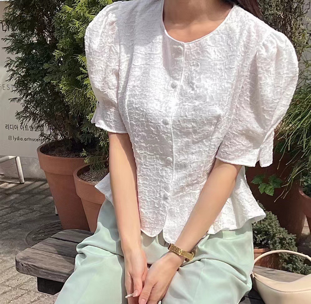 재고 있음 chic 여름 프랑스식 라운드 넥 싱글 줄 버튼 어둠 곡물 자카드 나팔 소매 프릴 셔츠 맨위 여성