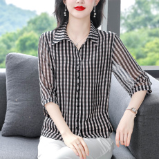 批发实拍夏季洋气女士衬衫翻领薄款<b class='q'>格子</b>衬衣中袖休闲百搭妈妈装上衣