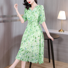 批发显白收腰印花连衣仙女裙夏季旅游出片防嗮新款显瘦中袖长款女裙子