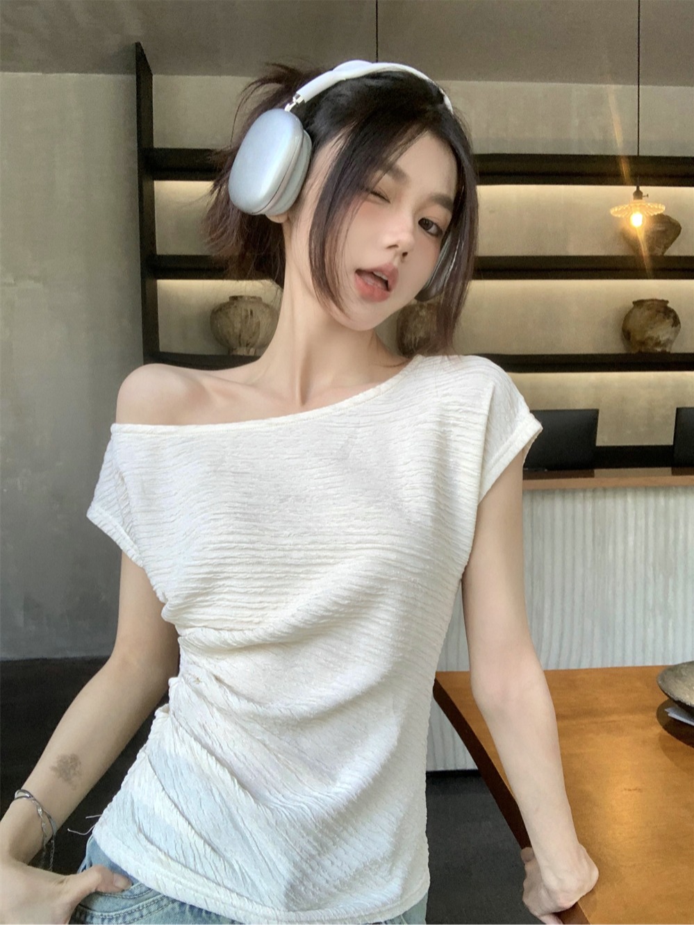 프랑스식 질감 센스 주름 티셔츠 여성 여름 디자인 센스 작은 대중 슬림해 보이는 보트넥 오프숄더 쇄골 쇼트 스타일 맨위