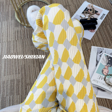 批发<b class='q'>外贸</b>原版<b class='q'>大码</b>女装黄色菱格阔腿裤女压褶风格新款高腰垂感拖地裤