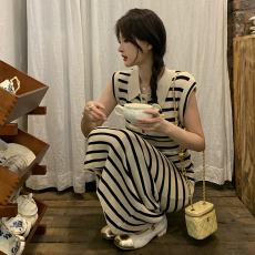 批发2026春夏新款高级感Polo裙法式复古<b class='q'>条纹</b>针织连衣裙百搭收腰显瘦潮