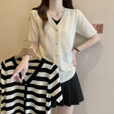 批发2026年夏新款V领假两件条纹冰丝<b class='q'>针织衫</b>上衣大码女装条纹<b class='q'>宽松</b>短袖