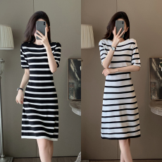 批发欧洲站<b class='q'>黑白</b>条纹一字领海锚金属扣针织<b class='q'>连衣裙</b>女夏季新款直筒a字裙
