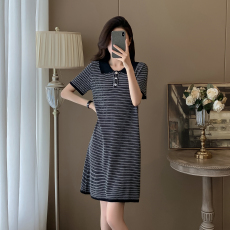 批发<b class='q'>欧洲站</b>轻奢高级感休闲短袖冰丝针织裙夏季新款OL风条纹直筒<b class='q'>连衣裙</b>