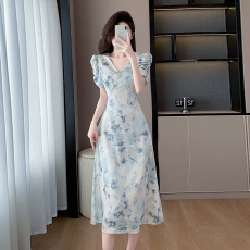 批发梅子熟了月下白提花泡泡袖a字<b class='q'>连衣裙</b>夏季新款V领花色长<b class='q'>裙</b>