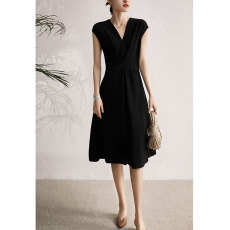 批发法式<b class='q'>连衣裙</b>2026夏季新款气质名媛中长款v领无袖<b class='q'>复古</b>赫本风小黑裙