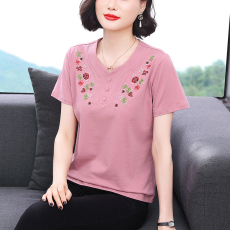 批发新款绣花<b class='q'>妈妈装</b>大码女装短袖TXUT恤简约圆领套头植物花卉