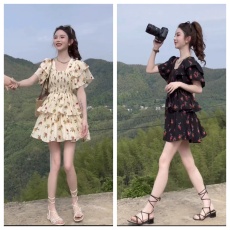 批发小巧屋定制油画风小黄花方领A字多层泡泡袖显高<b class='q'>甜美</b><b class='q'>连衣裙</b>