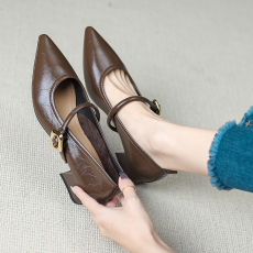 批发法式尖头单鞋女2024年新款低跟浅口一字扣粗跟玛丽珍小皮鞋