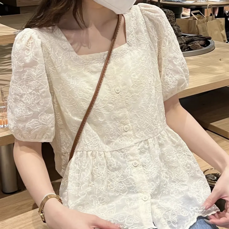 2026 새로운 단색 광장 칼라 반팔 여성 셔츠 여름 디자인 센스 작은 대중 거품 소매 Chic 오픈 가디건 자수 맨위