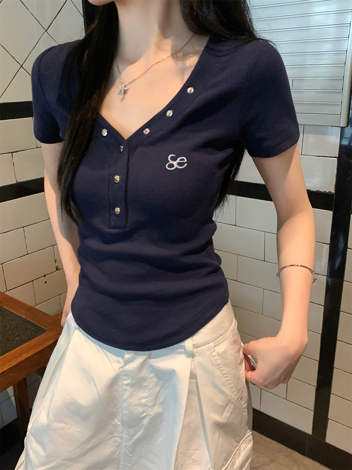 LN37206# 夏季韩版修身v领钉扣不规则显瘦设计感气质短袖T恤上衣 服裝批發女裝批發服飾貨源