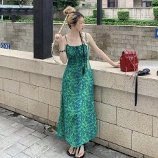 批发法式复古性感显瘦吊带连衣裙夏2026新款气质修身显瘦度假碎花长裙