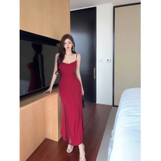 批发实拍气质纯欲风高冷御姐风红色高级感轻奢气质吊带修身包臀连衣裙