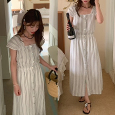 批发实拍  微皱肌理感 撞色条纹 方领设计收腰显瘦单排扣<b class='q'>连衣裙</b>