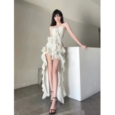 灵动碎花吊带连衣裙女2024夏季设计新款荷叶不规则气质收腰长裙子