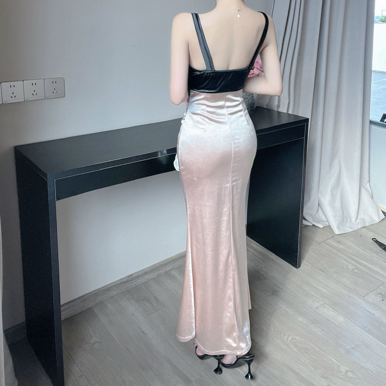 Real shot of French light luxury sexy satin contrasting color flower splicing long hip-hugging bottoming suspender dress