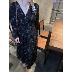 批发早秋大码赫本风碎花连衣裙女慵懒百搭V领系带基础款好穿碎花裙子