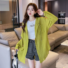 批发实拍聚酯纤维夏季前短后长2026纯色设计连帽防晒长袖衬衫女