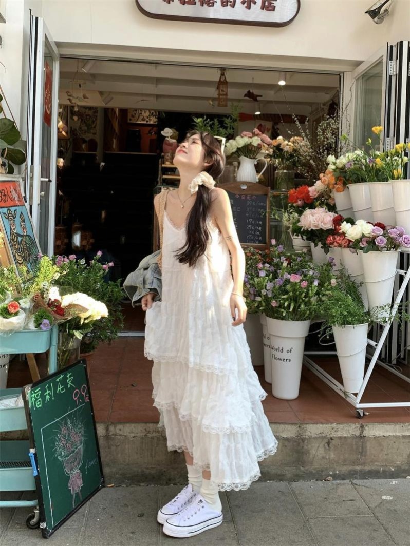 Lace suspender dress female summer seaside vacation sweet girl cake skirt first love pure milk sweet beach long skirt