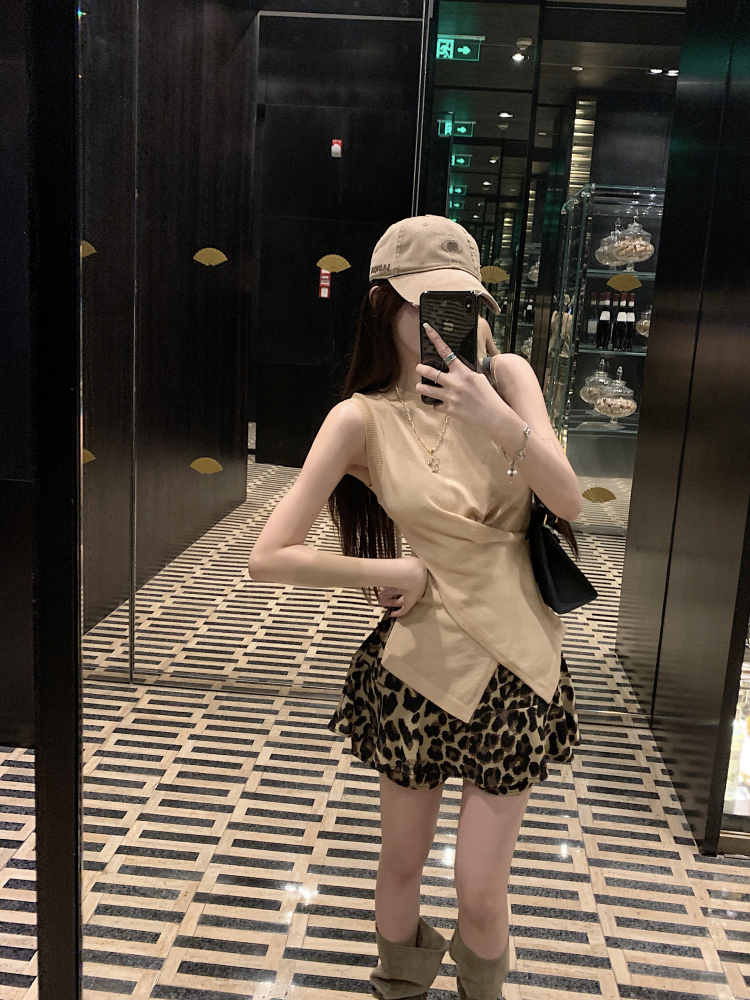 Actual shot of commuter vest top for women, button waist design, round neck T-shirt + leopard print chiffon skirt