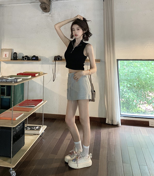 Real shot!  Sexy navel-baring stand-collar slim-fitting short sleeveless vest for women + gray A-line skirt for women