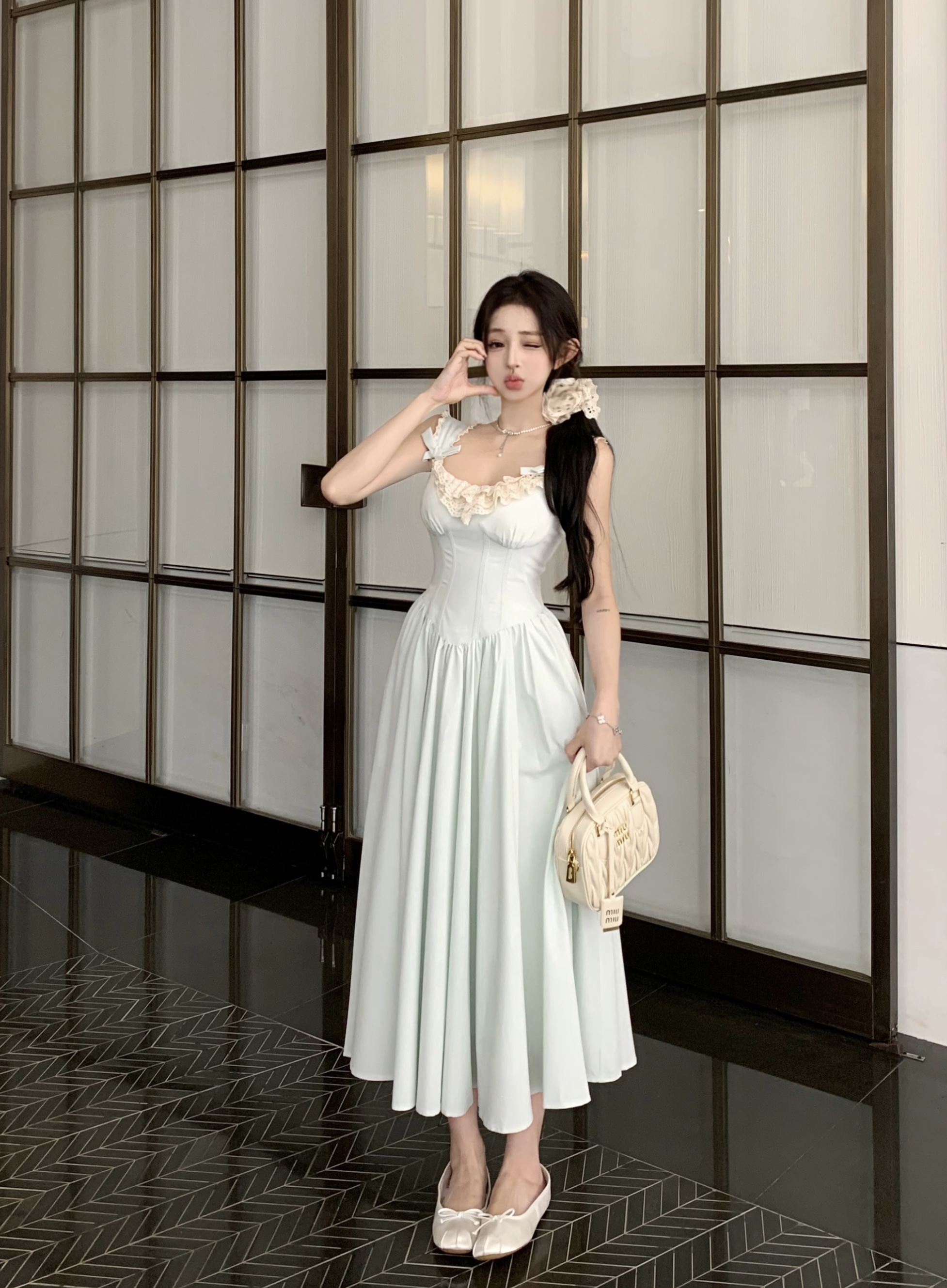 Real shot of sweet and elegant design, bow shoulder sleeves, lace suspender skirt, V-neck slim suspender skirt