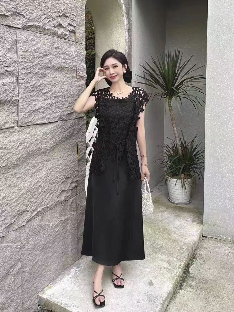 2024 summer new style sleeveless vest for women with embroidered flowers, hollow crochet design, niche and chic outer blouse