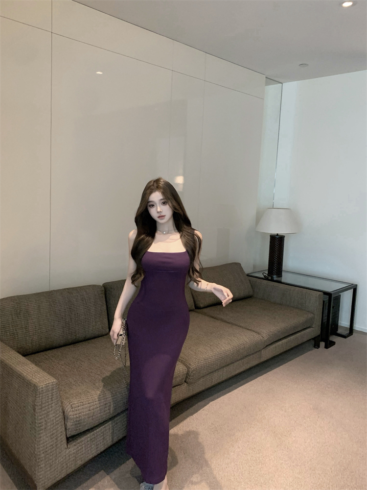 Real shot of sexy, slim-fitting waist suspender dress, holiday style hip-hugging long skirt