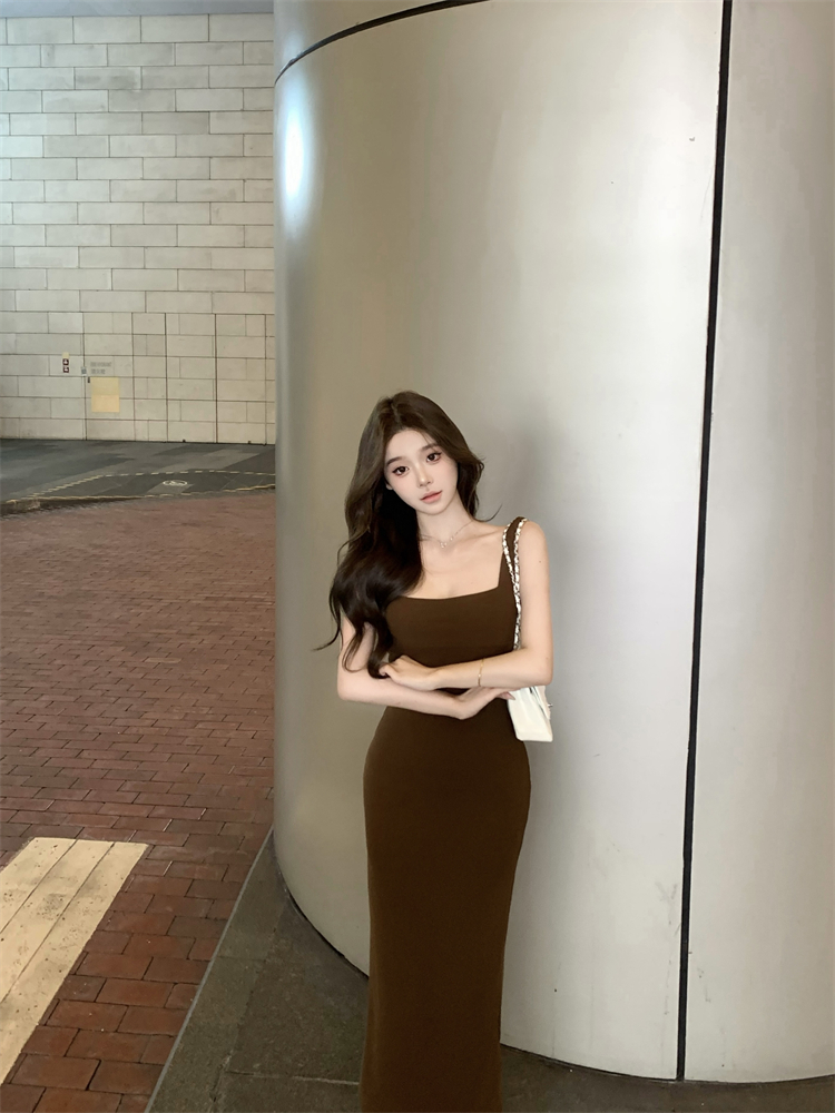 Real shot of sexy, slim-fitting waist suspender dress, holiday style hip-hugging long skirt