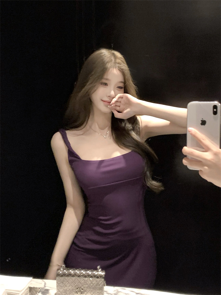 Real shot of sexy, slim-fitting waist suspender dress, holiday style hip-hugging long skirt