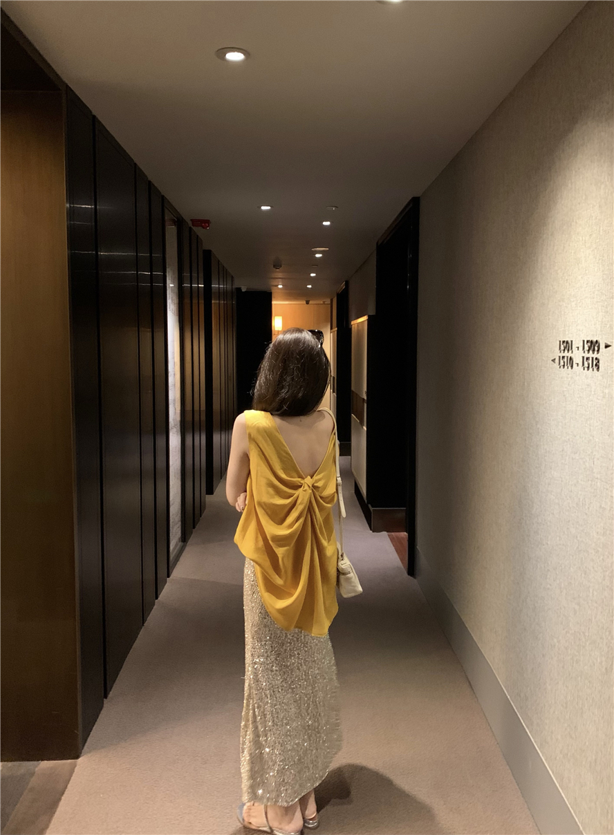 Actual shot of round-neck sleeveless shirt, retro and chic blouse, design backless twisted vest, sequined long skirt suit