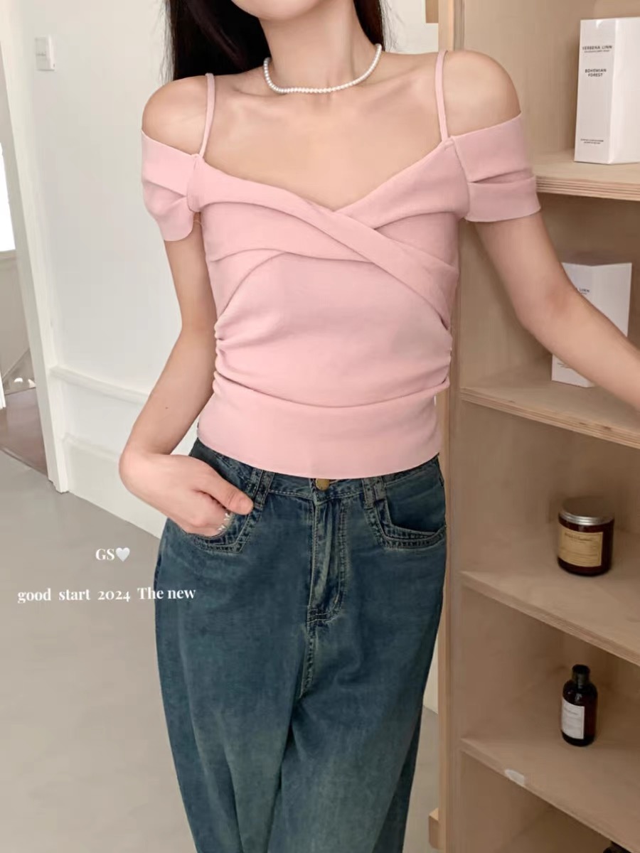 GS blogger wears the new summer style French pure desire little woman's design off-shoulder suspender sweater, versatile and slimming