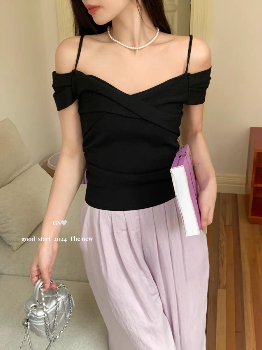 GS blogger wears the new summer style French pure desire little woman's design off-shoulder suspender sweater, versatile and slimming