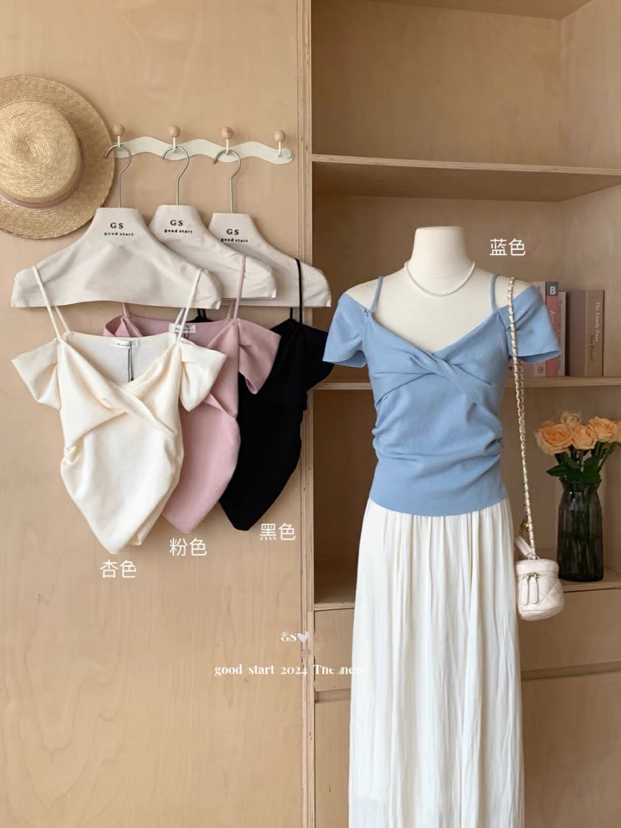 GS blogger wears the new summer style French pure desire little woman's design off-shoulder suspender sweater, versatile and slimming