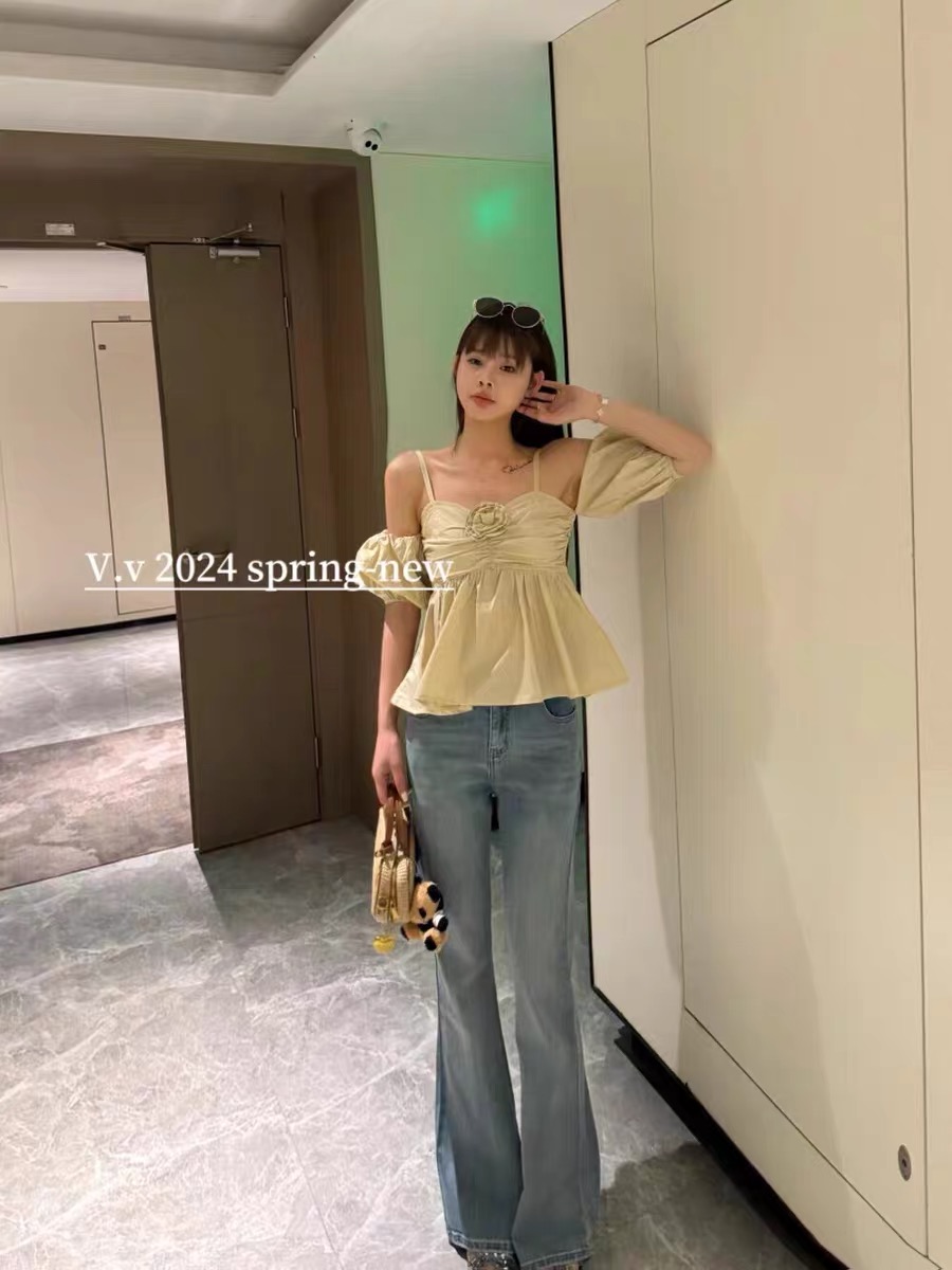 Korean style hot girl pure desire three-dimensional flower design suspender top 2024 early summer new style waist pleated top for women