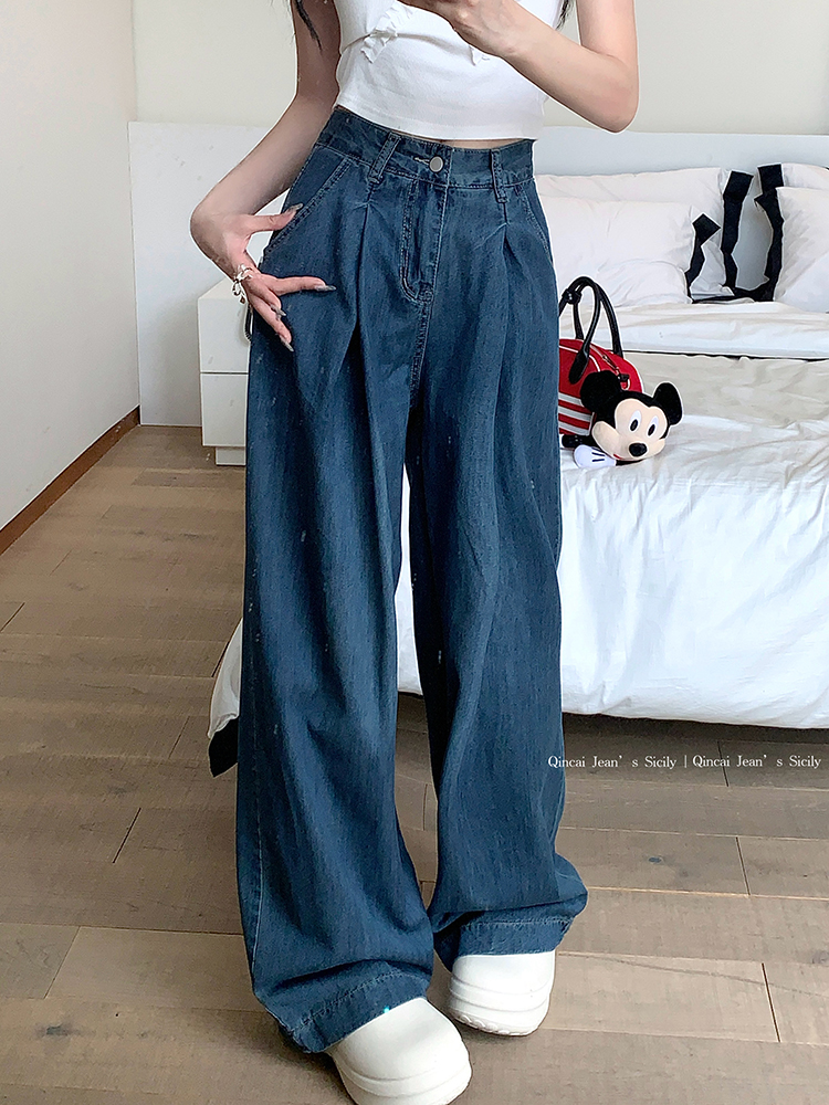 Real shot of American pleated wide-leg denim trousers