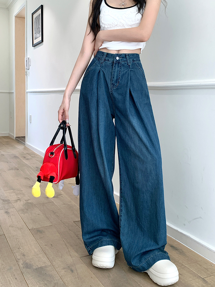 Real shot of American pleated wide-leg denim trousers