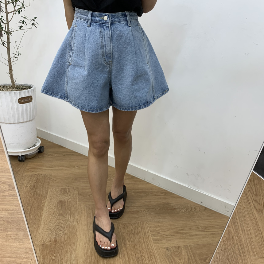 Versatile high-waist slim casual buttoned wide-leg jeans shorts for women