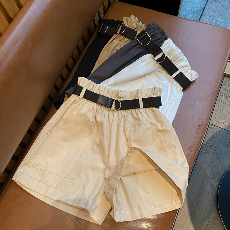 Real shot of summer shorts, fashionable and simple, high-waisted, slim, casual wide-leg pants with belt shorts