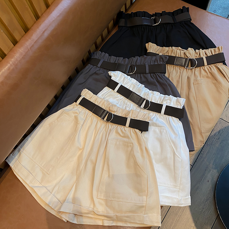 Real shot of summer shorts, fashionable and simple, high-waisted, slim, casual wide-leg pants with belt shorts